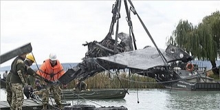 Magyar vadászgép roncsait emelték ki a Balatonból Magyar vadászgép roncsait emelték ki a Balatonból