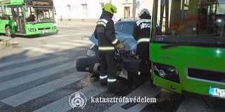 Busszal ütközött egy személyautó Pécsett Busszal ütközött egy személyautó Pécsett