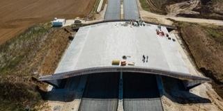 Magyarországon egyedülálló vadátjáró épült az M6-os befejező szakaszán, Lippó közelében Magyarországon egyedülálló vadátjáró épült az M6-os befejező szakaszán, Lippó közelében