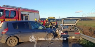 A tűzoltók szabadították ki a baranyai karambol sérültjét A tűzoltók szabadították ki a baranyai karambol sérültjét