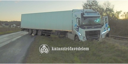 Árokba csúszott kamion akadályozta a forgalmat Árokba csúszott kamion akadályozta a forgalmat