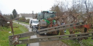Oszlopot döntő traktor miatt volt áramszünet egy baranyai faluban Oszlopot döntő traktor miatt volt áramszünet egy baranyai faluban