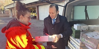 Helyi termékekből álló csomagokat kapnak a karácsonykor is dolgozó mentősök Baranyában Helyi termékekből álló csomagokat kapnak a karácsonykor is dolgozó mentősök Baranyában