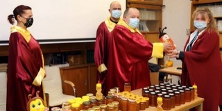 Mézadomány érkezett a pécsi gyermekklinikára Mézadomány érkezett a pécsi gyermekklinikára