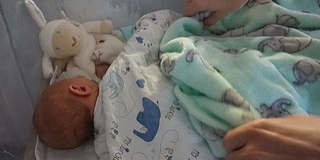 Egészséges kisfiút hagytak egy kórház babamentő inkubátorában
