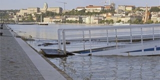 Már a Duna teljes magyarországi szakaszán zajlik az árvízi védekezés