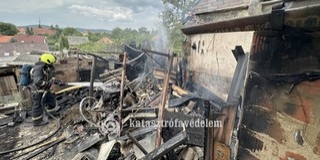 Kétszintes családi ház melléképületében csaptak fel a lángok Kétszintes családi ház melléképületében csaptak fel a lángok