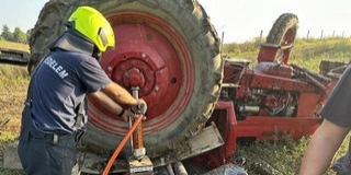 Felborult egy traktor, alászorult a vezetője Felborult egy traktor, alászorult a vezetője
