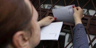 Már csaknem 1, 3 millió nemzeti konzultációs ívet kézbesítettek Már csaknem 1, 3 millió nemzeti konzultációs ívet kézbesítettek