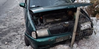 Útpadkának hajtott egy autó Komló és Pécs között Útpadkának hajtott egy autó Komló és Pécs között