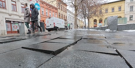 Nemcsak a jég, az örökmozgó térkövek miatt is balesetveszélyes a Kossuth tér