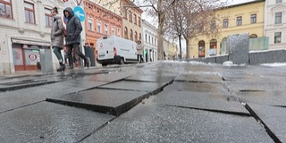 Nemcsak a jég, az örökmozgó térkövek miatt is balesetveszélyes a Kossuth tér Nemcsak a jég, az örökmozgó térkövek miatt is balesetveszélyes a Kossuth tér