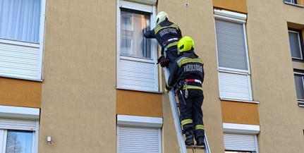 Tűzoltók juttatták be a mentősöket két lakásba is Pécsett