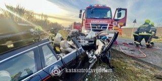 Frontális ütközés Baranyában: roncsok közé szorult egy ember Frontális ütközés Baranyában: roncsok közé szorult egy ember
