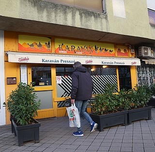 Ahol meg-megáll az idő: a pécsi Karavánban sokan a fiatalságukat is ott hagyták