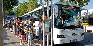 Ragadós volt a példa: már az összes busznál sorba állnak az utasok a pécsi pályaudvaron