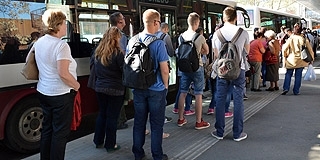 Ragadós volt a példa: már minden busznál sorba állnak az utasok a pécsi pályaudvaron