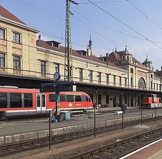 Sínekre tett kanapé és hűtőgép miatt bénult meg a vonatforgalom a pécsi fővonalon Sínekre tett kanapé és hűtőgép miatt bénult meg a vonatforgalom a pécsi fővonalon