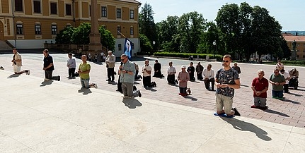 Második alkalommal imádkoztak térdeplő rószafüzért férfiak Pécsett, a Dóm téren Második alkalommal imádkoztak térdeplő rószafüzért férfiak Pécsett, a Dóm téren