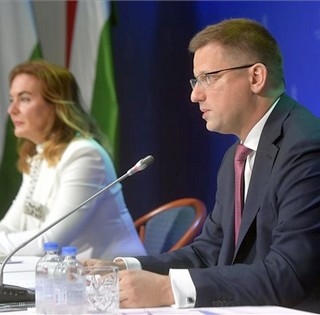 Gulyás Gergely: háztartási cikkekre, több mint ezer termékre is bevezetik az árrésszabályozást Gulyás Gergely: háztartási cikkekre, több mint ezer termékre is bevezetik az árrésszabályozást