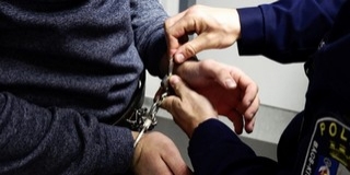 Magukat rendőrnek álcázva csapott le egy pécsi família, kalapáccsal támadtak a háziakra Magukat rendőrnek álcázva csapott le egy pécsi família, kalapáccsal támadtak a háziakra