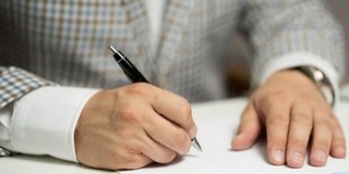 Pécsi áruházban is dedikált a magát Nemecsek Ernőnek kiadó szélhámos Pécsi áruházban is dedikált a magát Nemecsek Ernőnek kiadó szélhámos