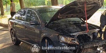 Füstölni kezdett, majd kigyulladt egy autó Pécsett Füstölni kezdett, majd kigyulladt egy autó Pécsett