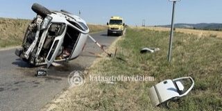 Rosszul lett a sofőr, felborult az autójával