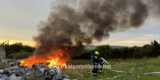 Egyszerre két ponton is meggyulladt a hulladék egy telepen Pécsett Egyszerre két ponton is meggyulladt a hulladék egy telepen Pécsett