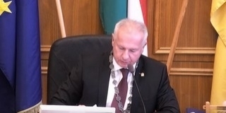 Péterffy Attila, Pécs polgármestere beszédet mond a pécsi Emberi Jogi Fesztivál megnyitóján