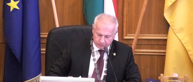 Péterffy Attila, Pécs polgármestere beszédet mond a pécsi Emberi Jogi Fesztivál megnyitóján