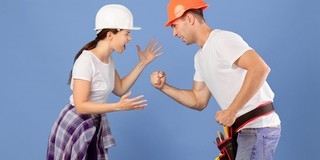 Konfliktusok a munkaruha körül: tipikus helyzetek és HR-megoldások