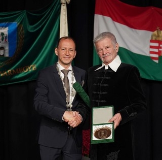 Köszöntjük Baranya vármegye új díszpolgárát, dr. Papp Lajos szívsebészt! Köszöntjük Baranya vármegye új díszpolgárát, dr. Papp Lajos szívsebészt!