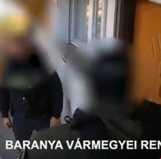 Drogdílerekre törték rá az ajtót Mohácson a kommandósok - Videó!