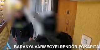 Drogdílerekre törték rá az ajtót Mohácson a kommandósok - Videó!
