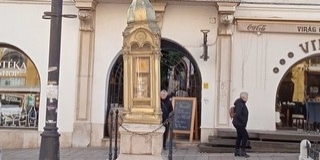 Új életre kel a Széchenyi téren az időjárásjelző házikó, elkezdődnek a munkálatok