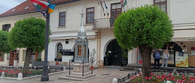 Új életre kelt, s már vissza is tért a Széchenyi térre az időjárásjelző házikó