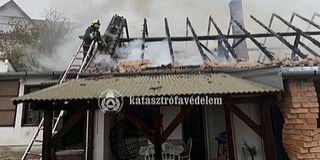 A tűz martaléka lett egy családi ház Baranyában