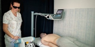 Csúcstechnológiás fizio- és robotterápiás eszközökkel gyaropodott a PTE Klinikai Központja