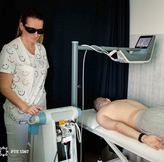 Csúcstechnológiás fizio- és robotterápiás eszközökkel gyaropodott a PTE Klinikai Központja