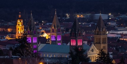 Idén is díszkivilágítással köszöntik az adventet a pécsi székesegyház tornyai Idén is díszkivilágítással köszöntik az adventet a pécsi székesegyház tornyai
