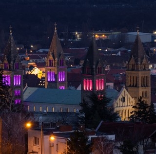 Idén is díszkivilágítással köszöntik az adventet a pécsi székesegyház tornyai