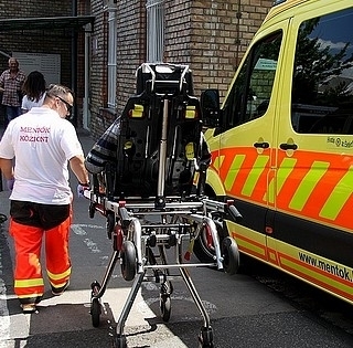 Üvöltött, köpött, rúgott: a segítségére siető mentősökre támadt egy részeg férfi Pécsett