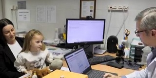 Forradalmi műtét a PTE Klinikai Központjában: tökéletesen hall a siketen született kislány!