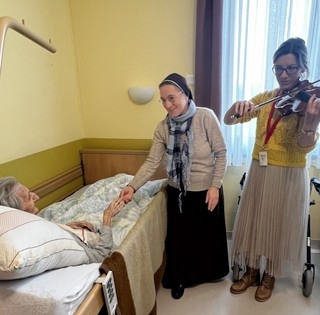 Betegekhez, idősekhez is elvitték az adventi fényt a kórházlelkészség önkéntesei