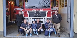 Egy mohácsi család lepte meg a szolgálatot teljesítő tűzoltókat karácsonykor