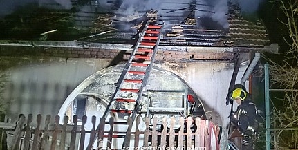 Autóról terjedt át a tűz egy házra Komlón Autóról terjedt át a tűz egy házra Komlón