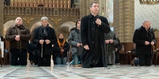 Tizedik alkalommal imádkoztak rózsafüzért térdeplő férfiak Pécsett