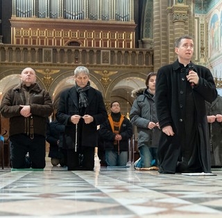 Tizedik alkalommal imádkoztak rózsafüzért térdeplő férfiak Pécsett