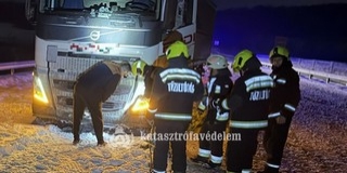 Elakadt kamionhoz riasztották a mohácsi tűzoltókat